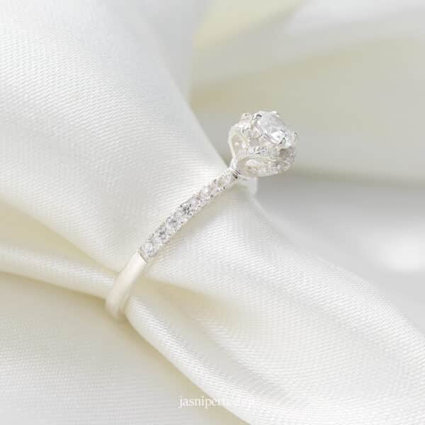 Anillo Queen de Compromiso con Zirconios en Plata 950